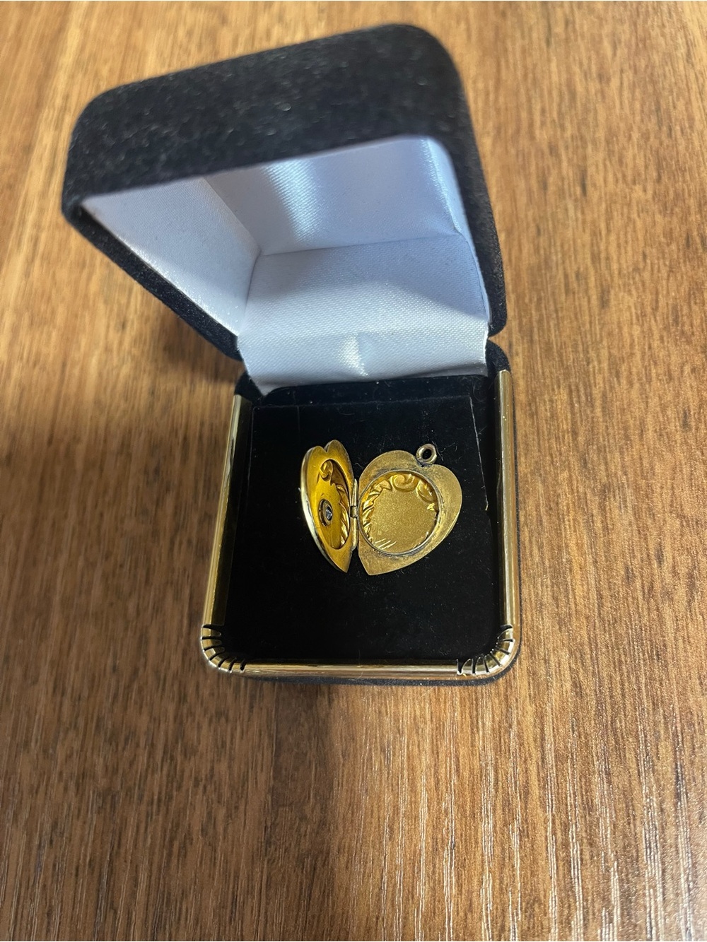 Antique Gold Heart Locket - Picture 2 of 3